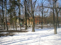 Городской парк и вид на центральную городскую больницу