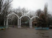 Ворота в городской парк и новогодняя ёлка