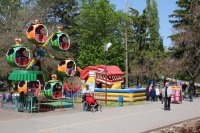Детские аттракционы в парке