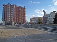 Новый дом и памятник Ленину